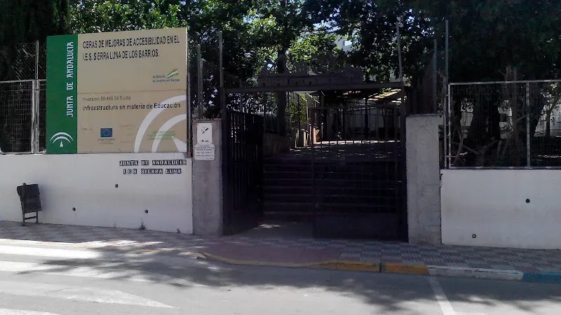 Instituto de Educación Secundaria Ies Sierra Luna - Instituto de secundaria en Barrios (Los) - foto 2