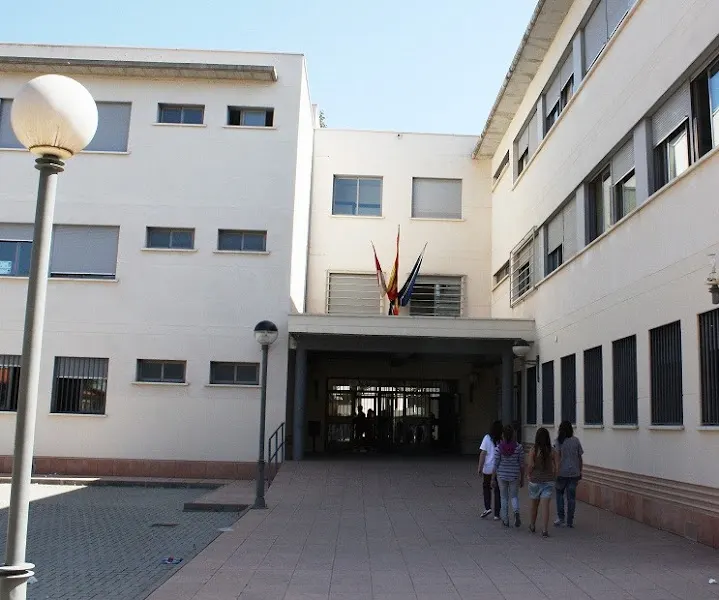 IES Modesto Navarro - Instituto de secundaria en Solana (La) - foto 2