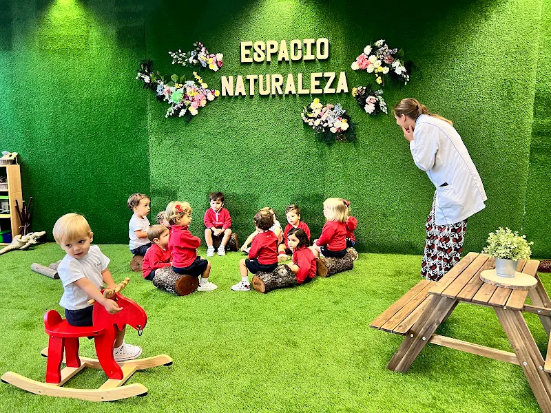 Equipamiento Escuelas Infantiles - Guardería en Espartinas - foto 3